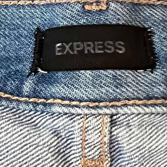 Express Women's 90s High Rise Distressed Belted Blue Denim Bermuda Size 4 NWOT - Picture 7 of 12